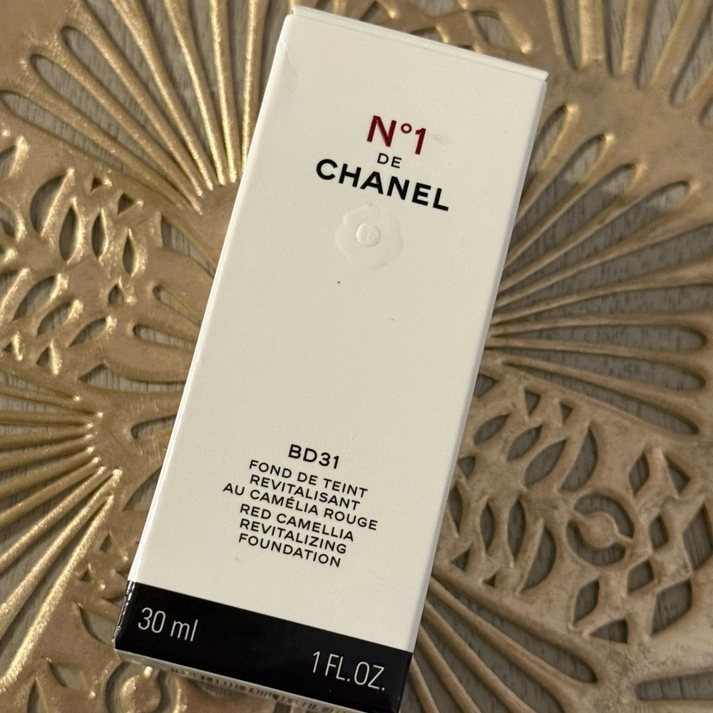 CHANEL N°1  Revitalizing Foundation - Picture 2 of 6